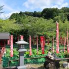 蓮池（弁天池）越しに本陣を仰ぐ