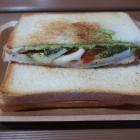 イタリア館のホットサンド（モッツァレラチーズとトマト）