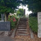 主郭西辺の土塁と楽田城址石碑