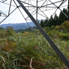 城址碑の下の高圧鉄塔