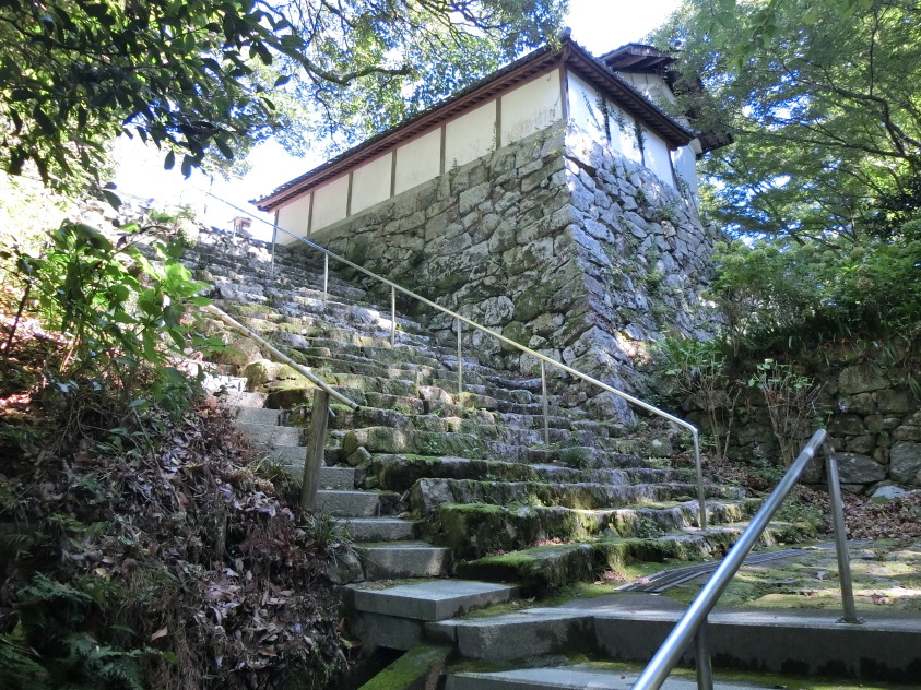 境内の階段と石垣