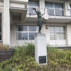 光と風の中に像
