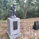 防災備蓄倉庫前で考える人