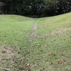 堀底より堀跡をやや南北に見る