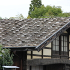 板葺き置石屋根