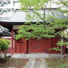 飯田市図書館横の赤門正面