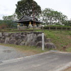 本丸標柱と一段高い曲輪と東屋