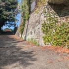 遍照院への坂道、高低差あり