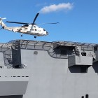 ③	ヘリコプター着艦デモ（加賀艦尾）