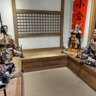 ②	父武蔵の出陣を要請される伊織（右）