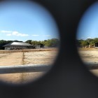 ⑥	鴻臚館復元現場（平和台球場跡地を穴から覗く）