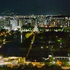 ⑧	ホテルの部屋から見た広島城（夜）
