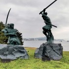 ①	武蔵と小次郎（巌流島の決闘場所）
