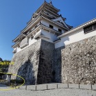 ③	よみがえった石垣（旧石垣と金箔瓦の発見現場）