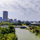 ③	天守最上階から原爆ドームを眺める