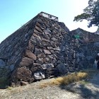 ②	天守台入口（を下から見上げる）