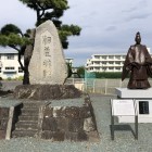 城址碑と田沼意次公像