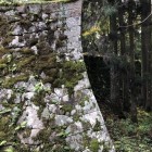 反り返った石垣