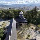 天守より走長屋、鉄門、南走長屋、干飯櫓と遠く向羽黒山城跡