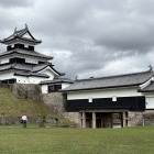 本丸跡から三重櫓と前御門