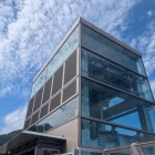 エレベータで橋梁の上に