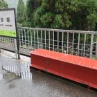 餘部駅と橋梁の鉄骨（ベンチ？）