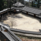 本丸から出丸を望む