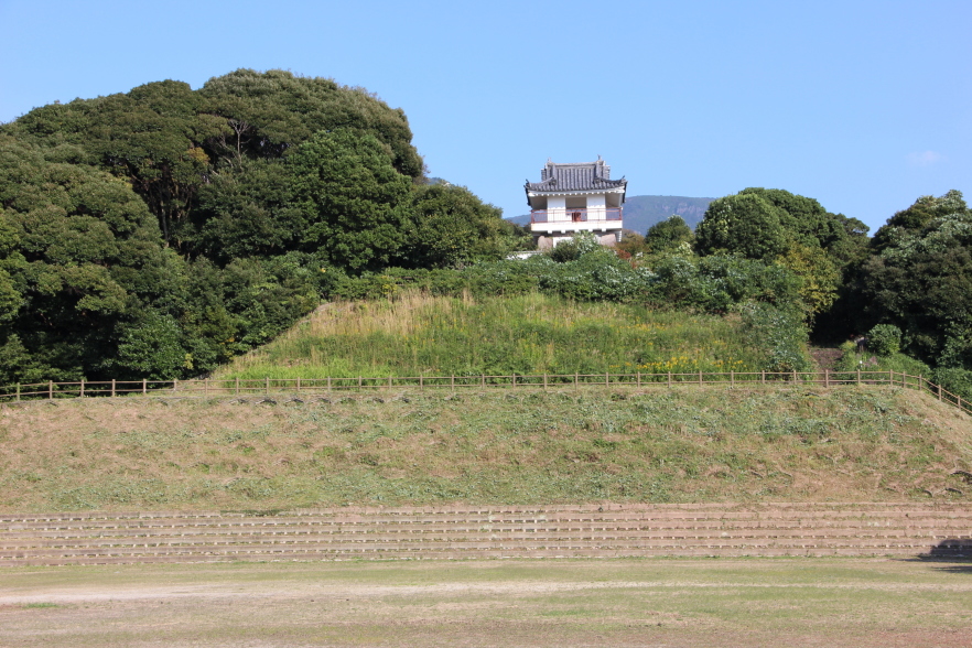 グラウンド広場から見上げる釜蓋城址展望台