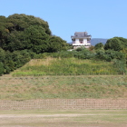 グラウンド広場から見上げる釜蓋城址展望台