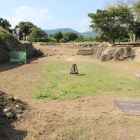 本丸正門跡より外枡形虎口を西に見る