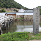 中ノ御門擬宝珠橋内堀越しに石碑と