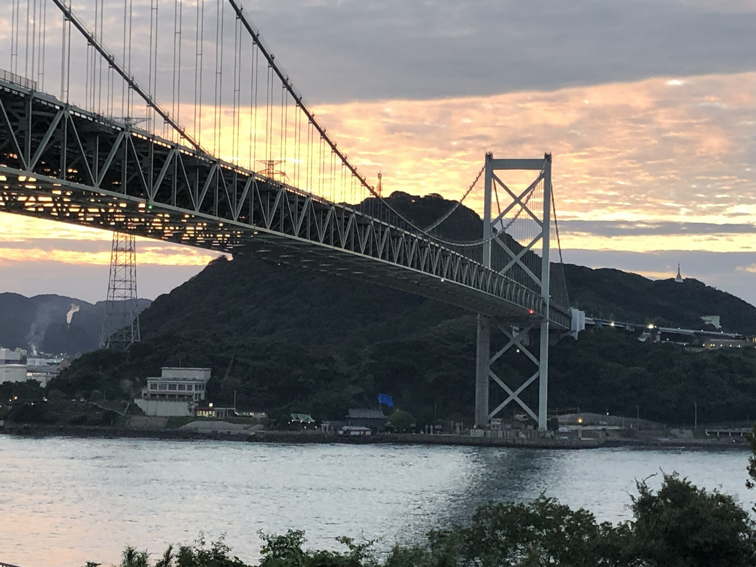 黎明東雲にうかぶ門司城山体と関門橋