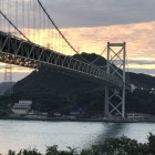 黎明東雲にうかぶ門司城山体と関門橋