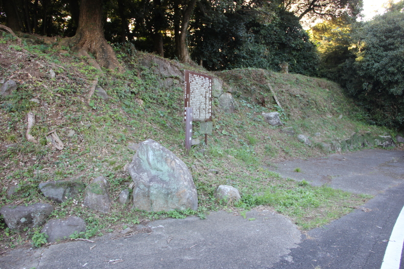 竹崎城址の標柱、案内板前