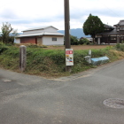 曲輪を思わせる微高地石碑辺り