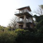 三の丸？北端に建つ展望台を下の駐車場より