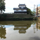 復元潮見櫓北面と逆さ櫓を外濠越しに