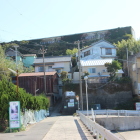 篠島城入口と上に廃校建物