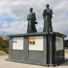 勝海舟(左)頼山陽立像北側