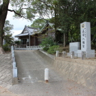 赤司八幡宮東口微高地の上に右東には土塁が有る