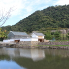 内堀越しの中ノ御門と久松山