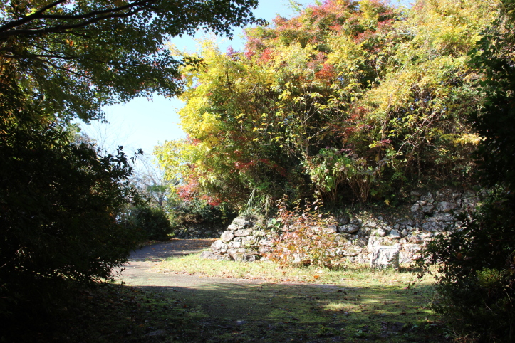 大手道の突き当り本丸東突出石垣辺り