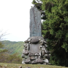 この城館を立てた加藤司書忠魂碑