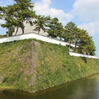 同左の本丸南西角高石垣と南濠