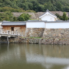 内堀越しの中ノ御門白土塀に狭間無し
