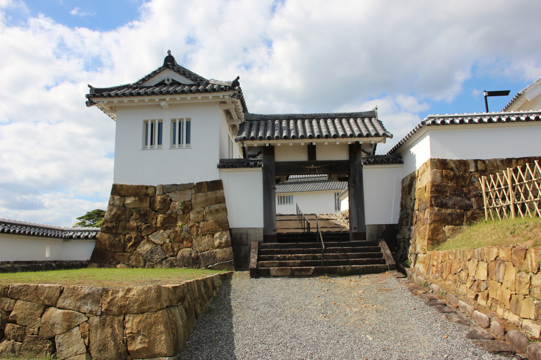 脇平櫓と高麗門表側