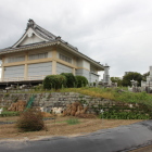 本丸跡にある納骨堂高まり有り