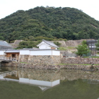 狭間の無い中ノ御門と久松山を内堀越しに