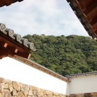 中ノ御門表門より見上げると久松山が覆い被さる