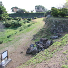 本丸北前出曲輪？東端より東周辺石垣を見る